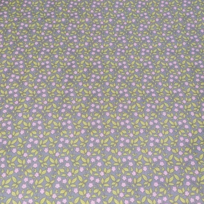 Tecido com padrão floral em fundo cinza com flores lilases e folhas verdes.