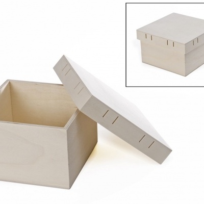 Caixa de madeira clara quadrada com tampa destacada encostada