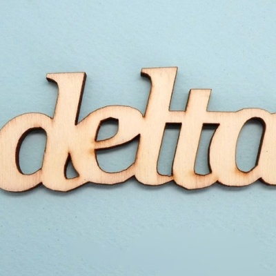 Palavra 'delta' em madeira sobre fundo azul claro