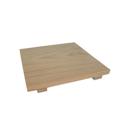 Mini palete de madeira natural clara em fundo branco