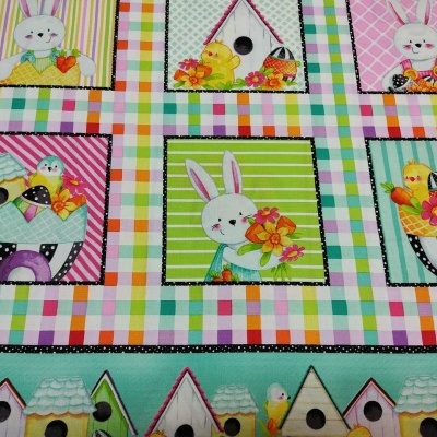 Tecido colorido com quadrados decorativos de coelhos, patos e casinhas