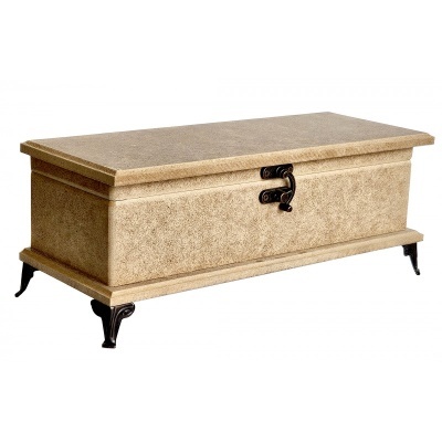 Caixa de madeira retangular creme com tampa e pés pretos.