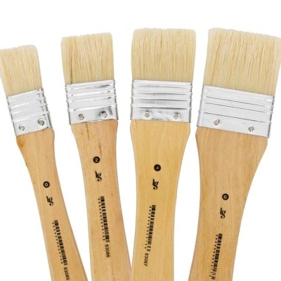 Quatro pincéis de diferentes tamanhos com cabo de madeira e cerdas claras