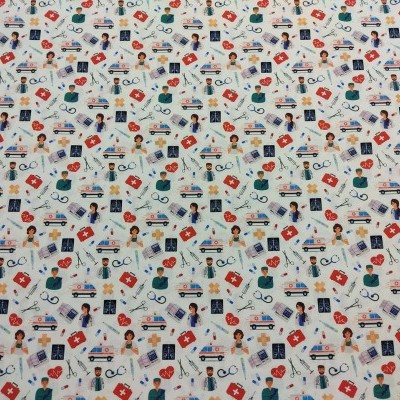 Tecido branco com padrão médico colorido repetido