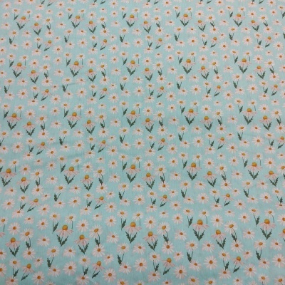 Tecido azul-claro com padrão de margaridas brancas e amarelas