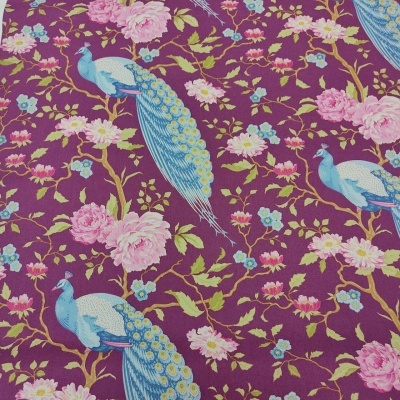 Tecido estampado com flores e pavões em fundo roxo