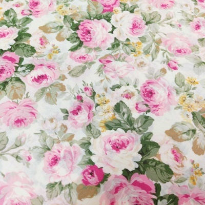 Tecido branco com padrão floral em rosa, branco, amarelo e verde