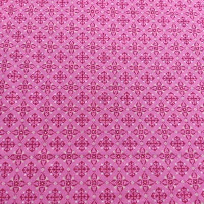 Tecido rosa com padrão floral repetitivo em tons de rosa e vermelho