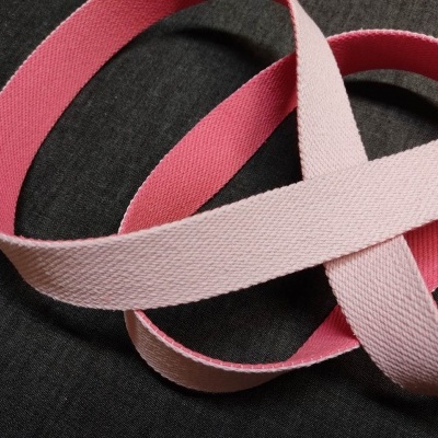 Fita rosa de tecido sobre fundo preto