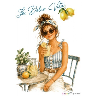 Mulher com blusa azul e branca e lenço na cabeça bebendo limonada sentada numa cadeira azul junto a uma mesa com limões e flores