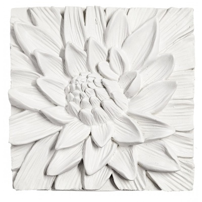 Relevo decorativo branco em gesso com padrão de flor detalhada em relevo