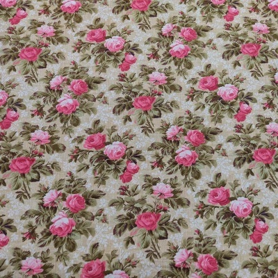tecido floral bege com rosas rosa e folhas verdes
