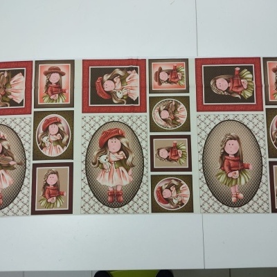 tecido decorativo com imagens de bonecas em molduras ovais e redondas com fundo geométrico