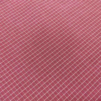 Tecido vermelho com padrão quadriculado branco e textura fina