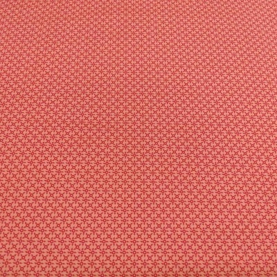 Tecido coral com padrão de pequenas estrelas vermelhas