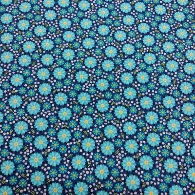 tecido com padrão floral azul e branco sobre fundo azul escuro