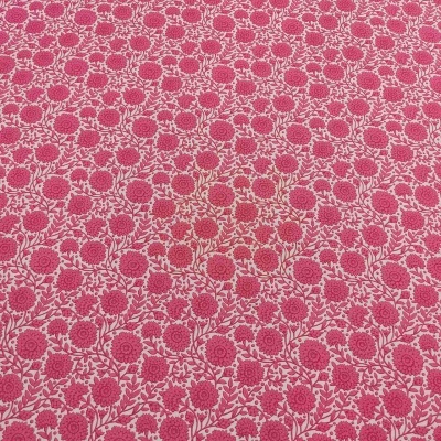 Tecido rosa estampado com padrão floral vermelho e branco