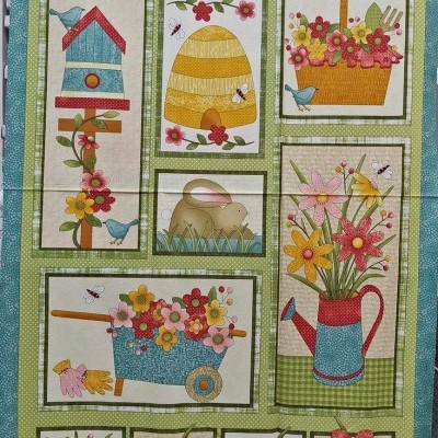 tecido colorido com estampas de flores, animais e ferramentas de jardim