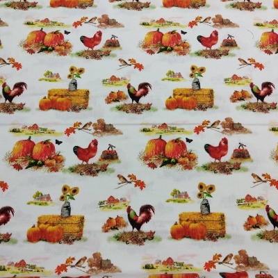Tecido decorativo com padrão rural de abóboras, galinhas, galo, feno, girassóis e folhas outonais sobre fundo branco