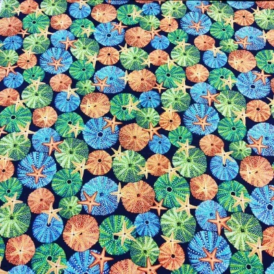 tecido estampado com ouriços-do-mar e estrelas-do-mar coloridos