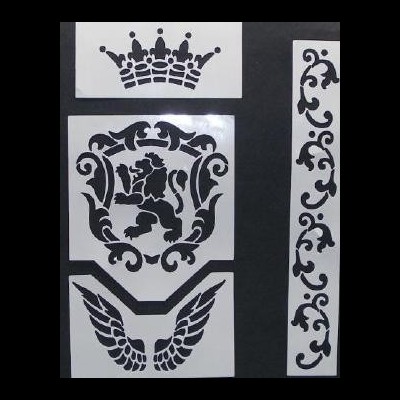 Stencil branco com desenhos em preto de coroa, brasão com leão, asas e padrão ornamental vertical