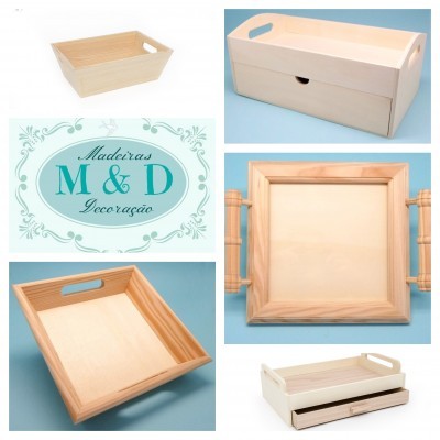 Cinco produtos de madeira clara para decoração, incluindo tabuleiros e caixas com alças e gavetas
