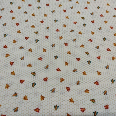 tecido branco com padrão de abelhas coloridas e malha hexagonal castanha