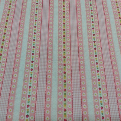 Tecido rosa com riscas e padrões de flores e morangos