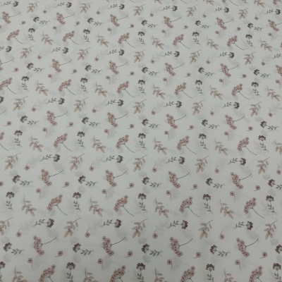 Tecido branco com padrão de ramos e flores castanhas e rosas