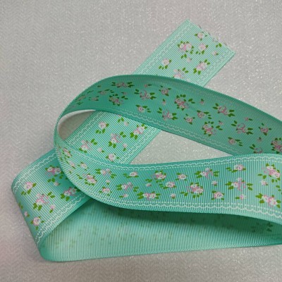 Fita de tecido verde água com flores cor-de-rosa e folhas verdes