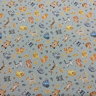 Tecido cinza claro com estampados coloridos de animais e objetos infantis