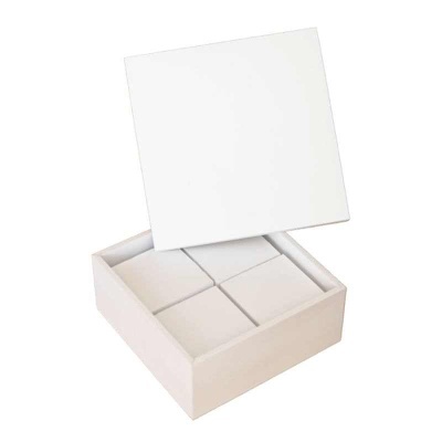 Caixa branca quadrada com quatro pequenas caixas brancas no interior