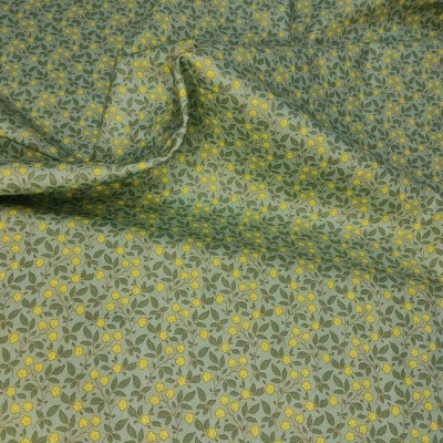 Tecido com padrão floral em tons verdes e amarelos
