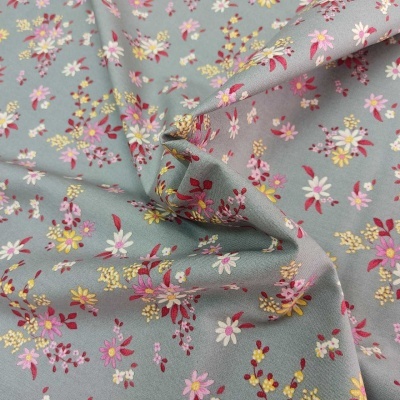 Tecido cinzento com padrão floral colorido