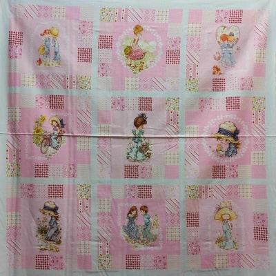 tecido de algodão rosa com padrão patchwork e ilustrações infantis vintage
