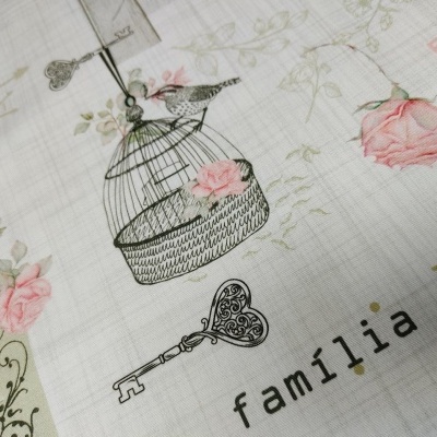 Tecido com padrão floral, gaiola de pássaro, chave e texto 'família'