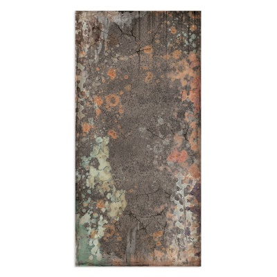 Peça decorativa retangular com padrão abstrato e cores variadas, em tons cinza, laranja e verde.