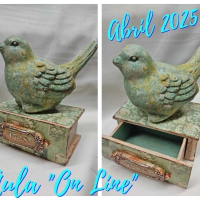 Escultura decorativa de pássaro com caixa de gaveta e texto promocional em azul.