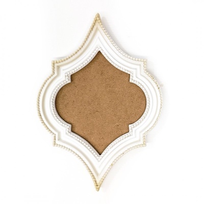 Moldura decorativa branca com detalhes dourados e espaço vazio central em castanho