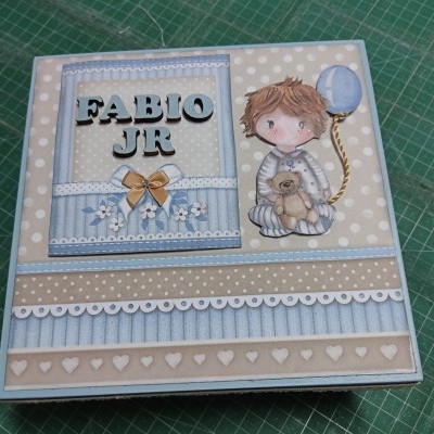 Caixa decorativa infantil azul e bege com nome Fabio Jr e desenho de menino com balão