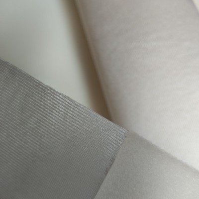 dois rolos de tecido bege e cinza claro com textura visível