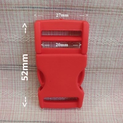 Fivela de plástico vermelha com medidas em tecido xadrez