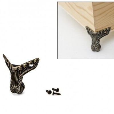 Pé de móvel metálico decorativo com parafusos ao lado e aplicação em móvel de madeira clara