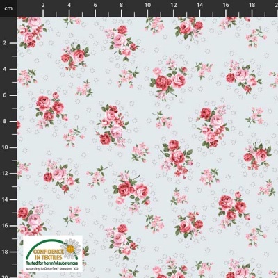 tecido azul claro com padrão de rosas rosas e vermelhas e selo de certificação
