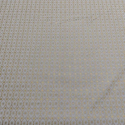 Papel de embrulho branco com padrão dourado de estrelas e círculos