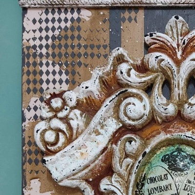 Moldura decorativa em relevo com placa oval e fundo com padrão de losangos