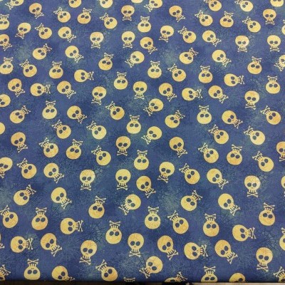 Tecido azul com padrão de caveiras douradas