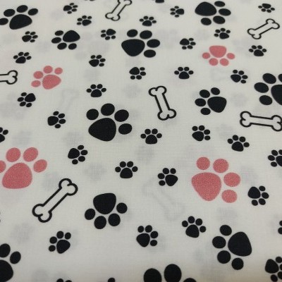 Tecido branco com padrões de pegadas e ossos pretos e rosa