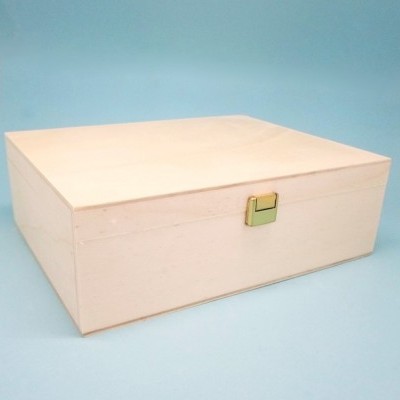 caixa de madeira clara com fecho metálico dourado