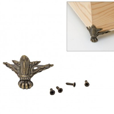 Pé decorativo em metal com parafusos ao lado e móvel em madeira clara